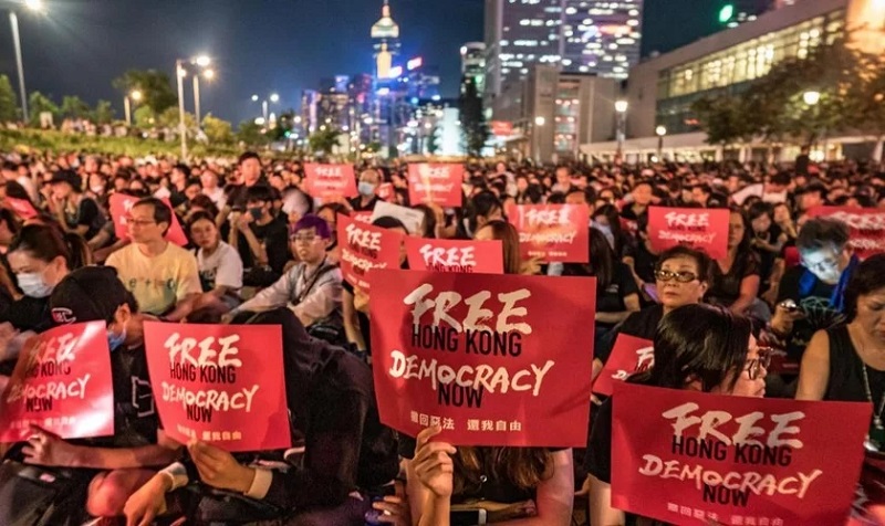 Después que multitud alabara a Dios, Hong Kong retira propuesta que amenaza la democracia