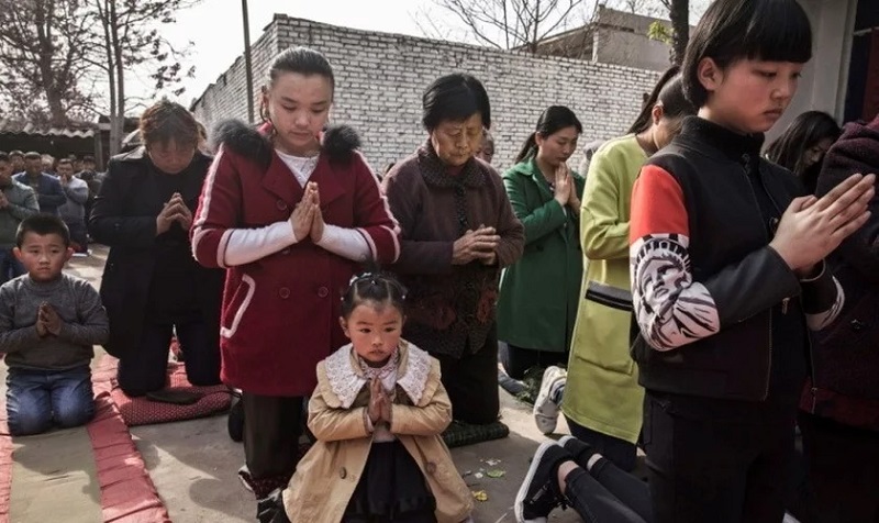 En China están obligando a las iglesias a reemplazar los diez mandamientos por citas de Xi Jinping
