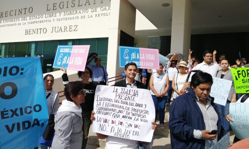 Protestan evangélicos y católicos contra despenalización del aborto en Oaxaca
