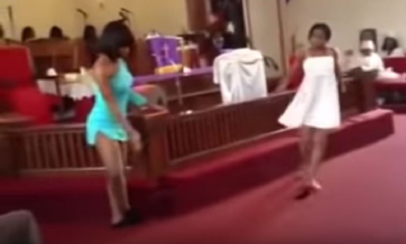 Iglesia permite que jóvenes bailen semidesnudas en el templo