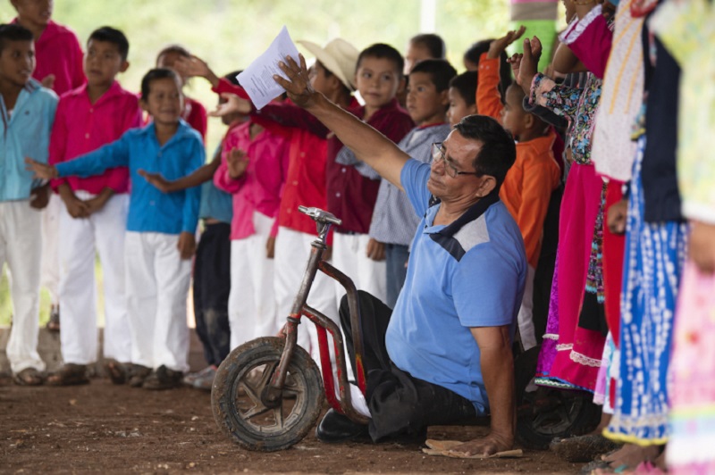 Pastor discapacitado lleva a cientos de personas a Jesús