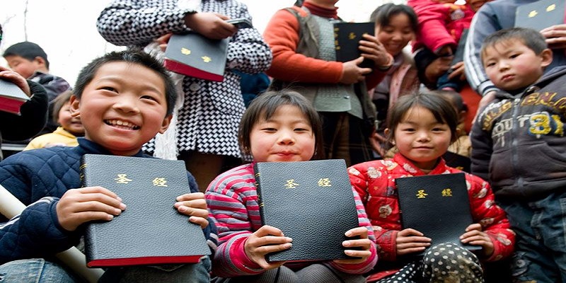 Distribuyen 55 mil biblias en China a pesar de prohibiciones
