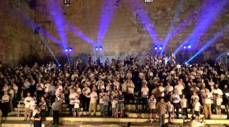 800 judíos de la tribu de Leví se reunieron para adorar a Dios
