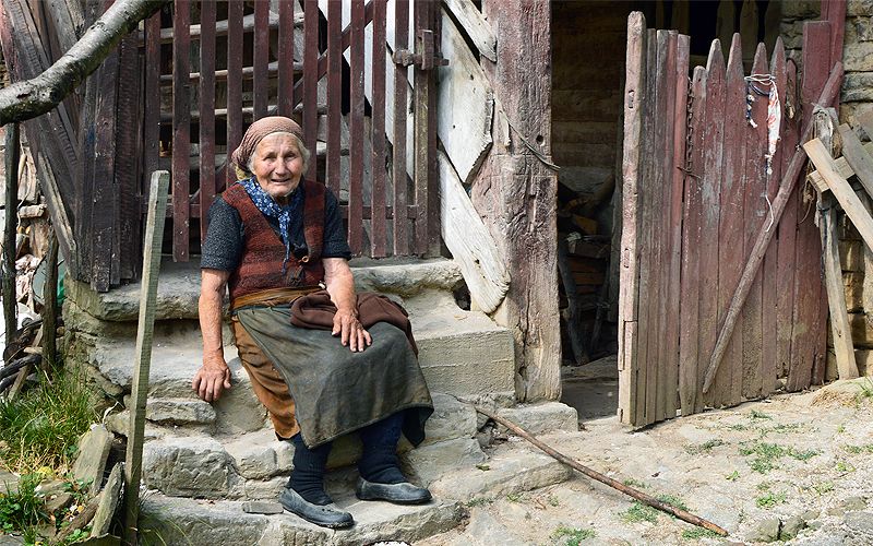 Sin luz ni electricidad: humilde anciana lee la Biblia