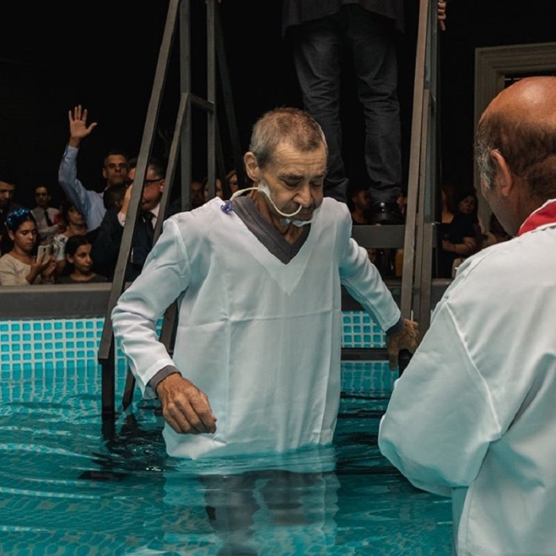 Sondas no impiden que anciano se bautice para servir a Cristo
