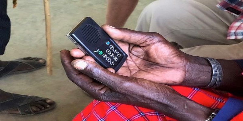 Analfabetos en Kenia son evangelizados con Biblia en audio