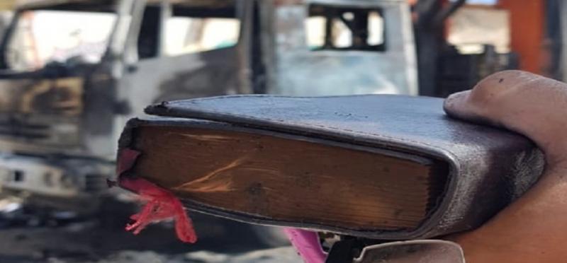 Biblia permanece intacta tras incendiarse un camión