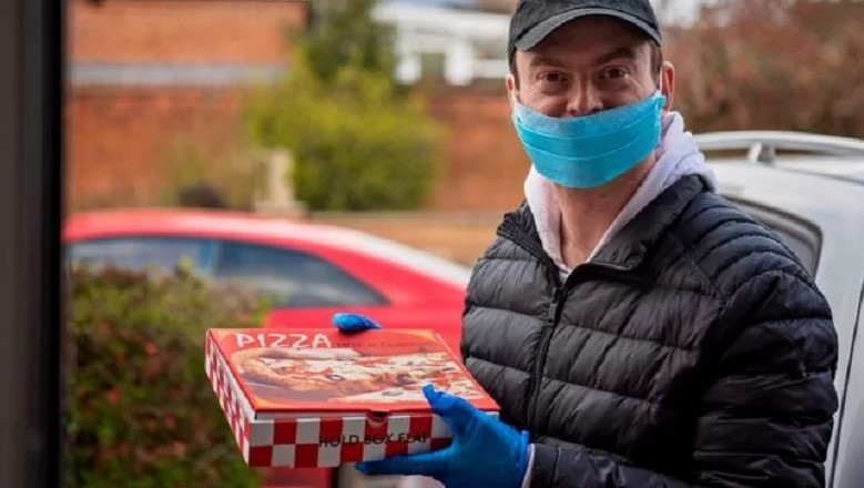 Pastor reparte pizzas para recaudar fondos para COVID-19