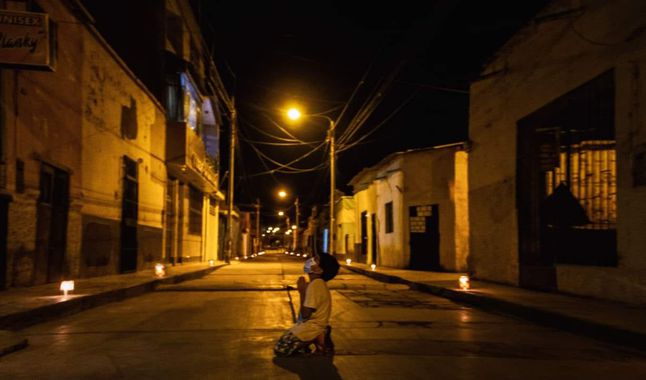 El tierno clamor de un niño en las calles desoladas de Perú