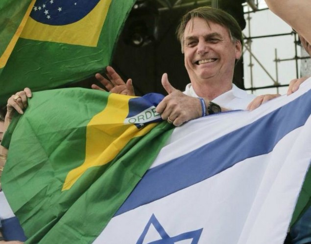 Bolsonaro exhibe bandera de Israel ante el pueblo de Brasil