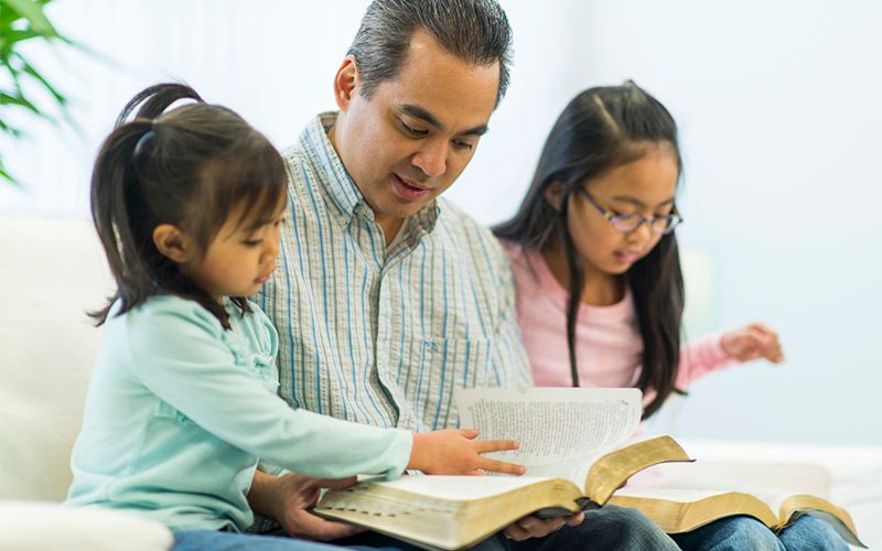 Monje hindú quebrantado por una Biblia para niños