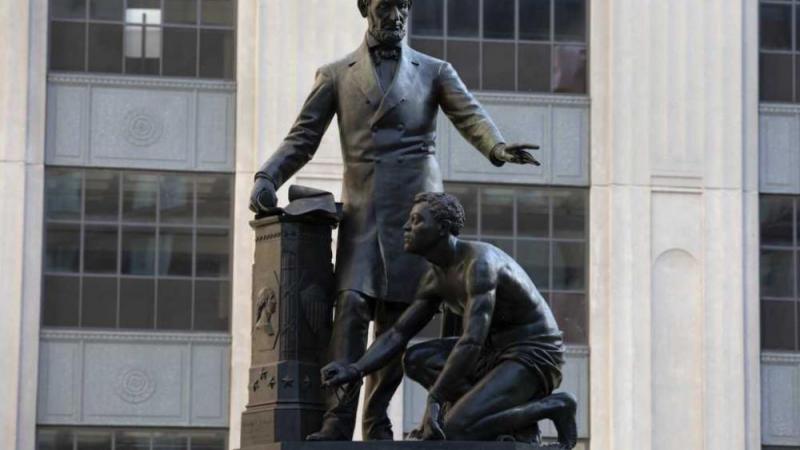 Pastor negro confronta a una multitud que amenaza a la estatua de la Emancipación de Abraham Lincoln