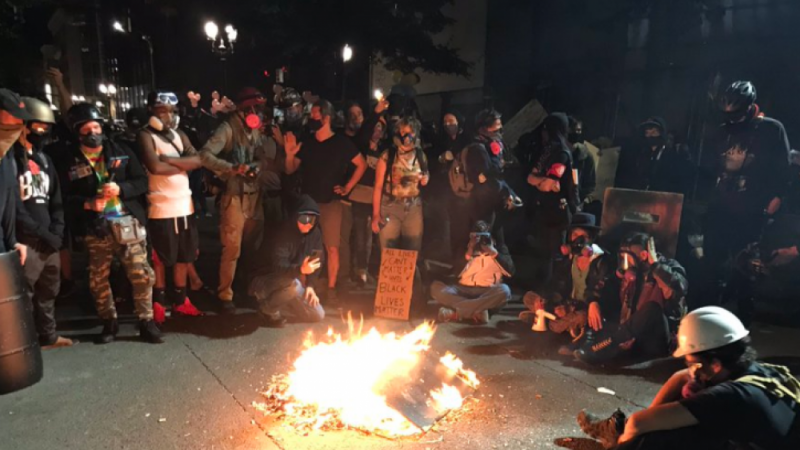 Manifestantes quemaron biblias y la bandera de EE.UU. fuera del juzgado federal de Portland