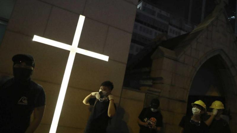 Funcionarios chinos agreden a anciano que trataba de proteger una cruz
