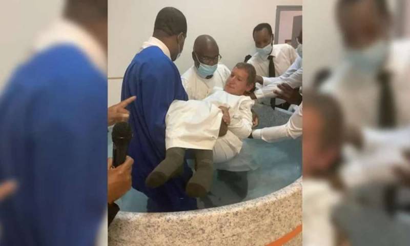 Sin mover brazos y piernas, hombre se casa y se bautiza