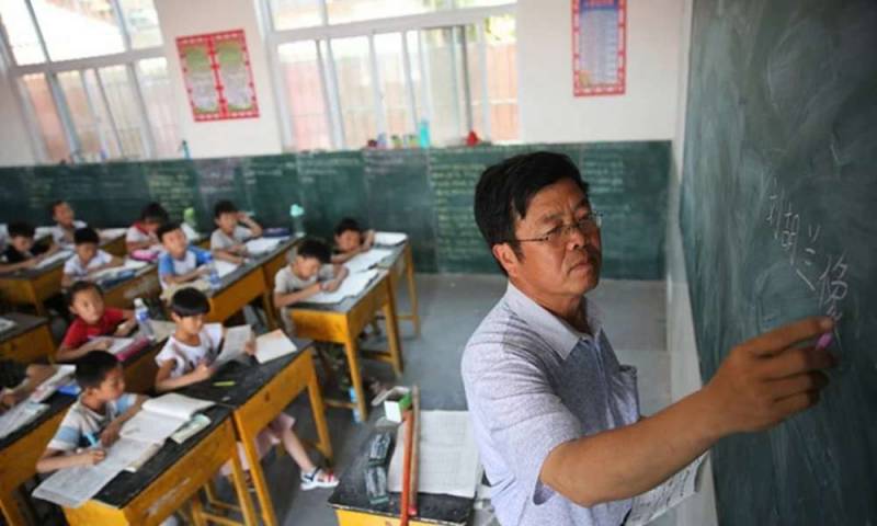 China prohíbe oración, Dios o crítica al partido en aulas de clases