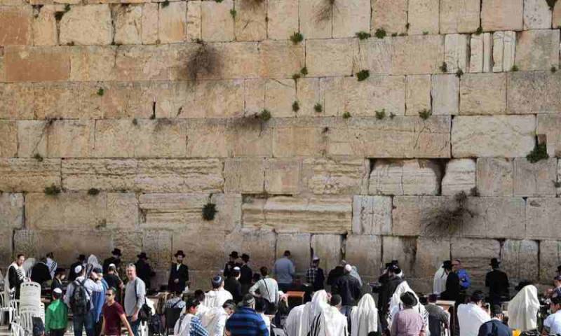 Israelíes se reúnen en Muro Occidental para recibir bendición sacerdotal