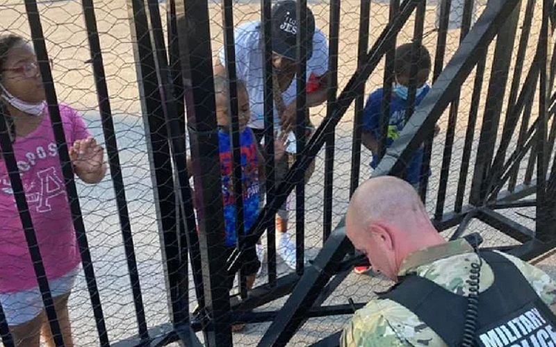 Soldado recibe oración de niño de 5 años