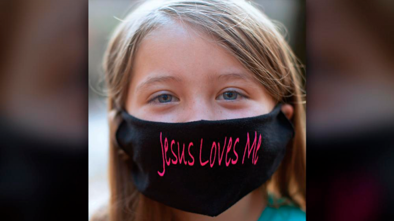 Bajo el lema en su mascarilla "Jesús me ama" niña fue víctima de persecución