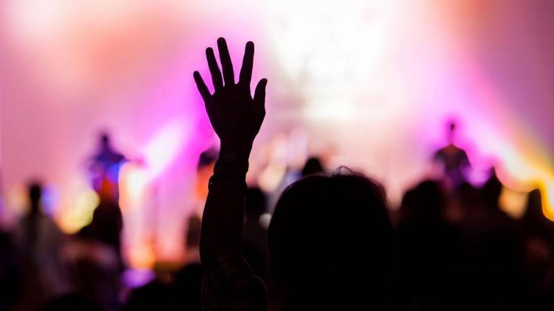 Nuevo México elimina las restricciones de COVID sobre la adoración en interiores