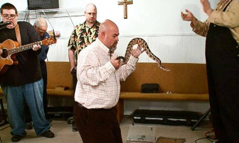 Pentecostales manipuladores de serpientes buscan ayuda médica