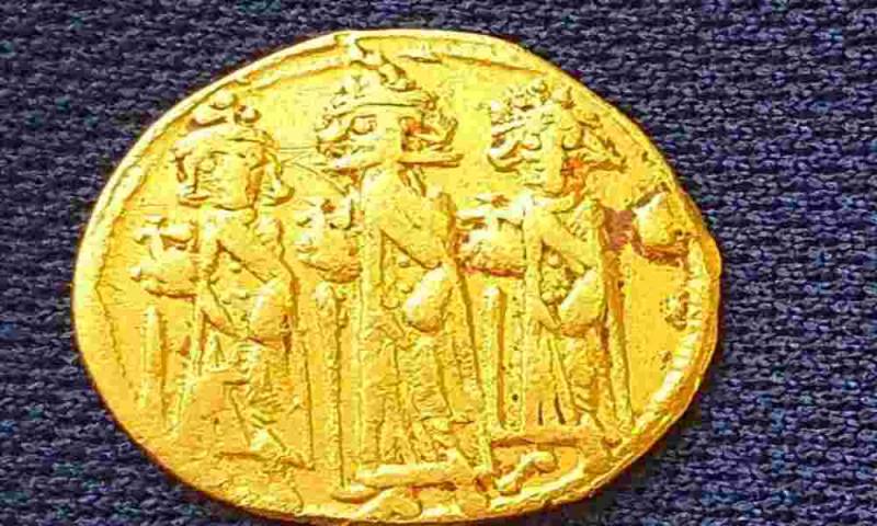 Arqueólogos descubren una moneda que representa la crucifixión de Jesús