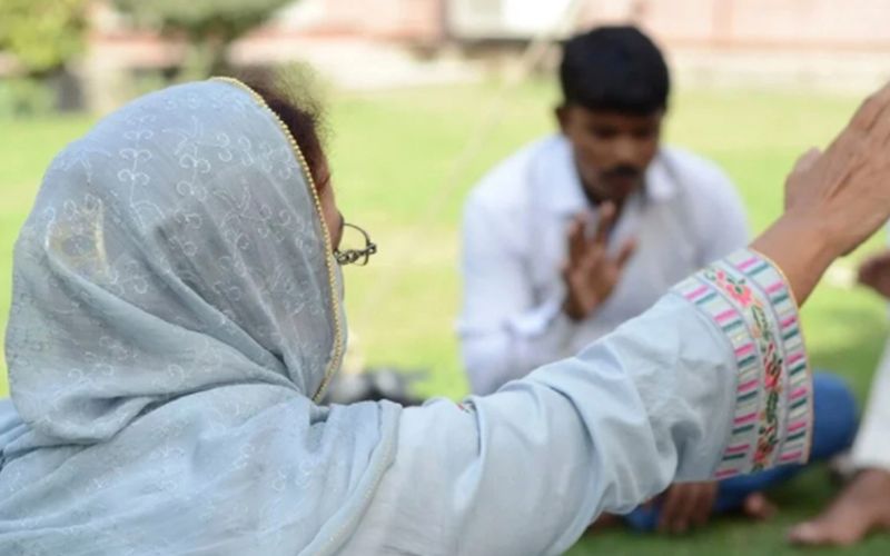 Mujer comparte su fe cristiana con su familia islámica en medio del Ramadán