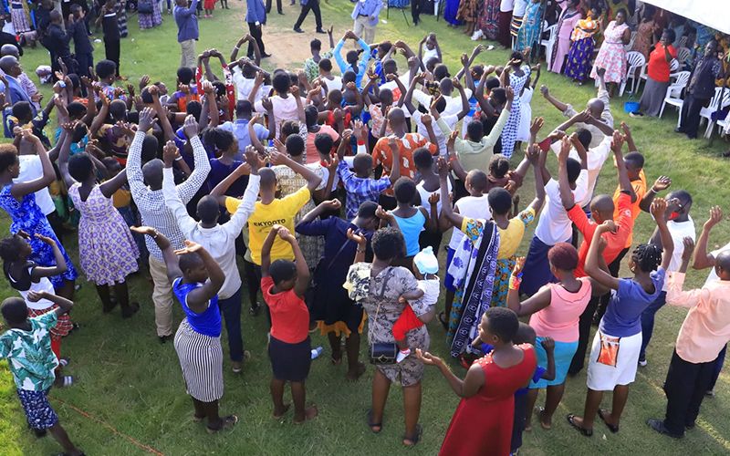 Más de 90 personas se entregan a Jesús durante evangelización en las calles de Uganda