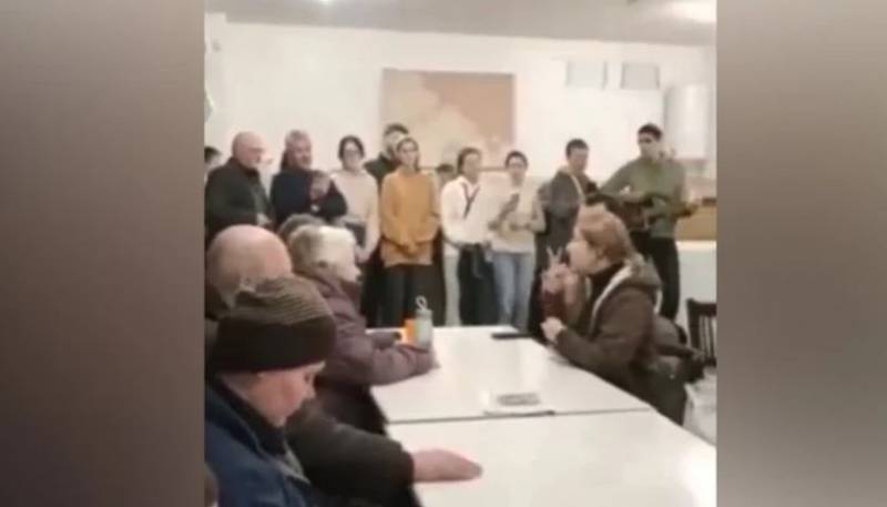 Cristianos en Ucrania adoran en el sótano para escapar de bombardeos